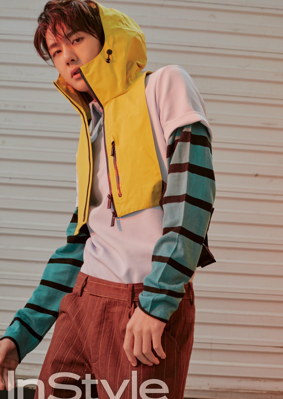 王一博机车少年写真曝光 大玩街头复古时尚