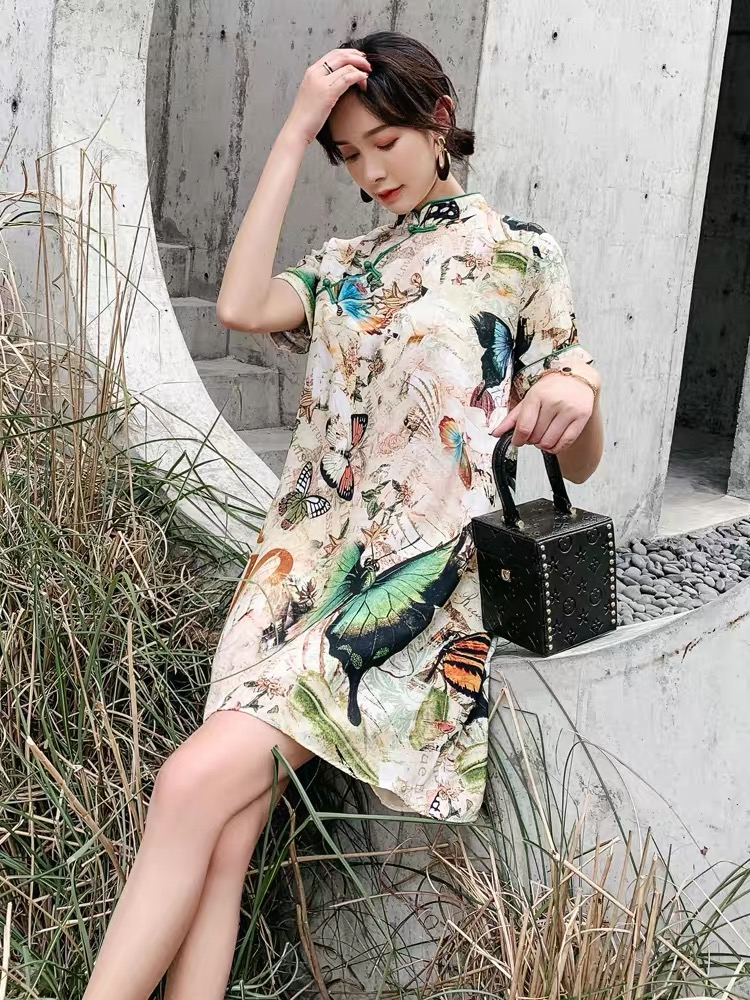 七月新出的真丝裙,旗袍裙,搭平底鞋,真洋气