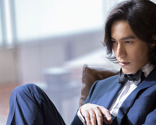 陈坤长发绅士造型复古帅气,引网友热议"羡慕坤哥的发量"