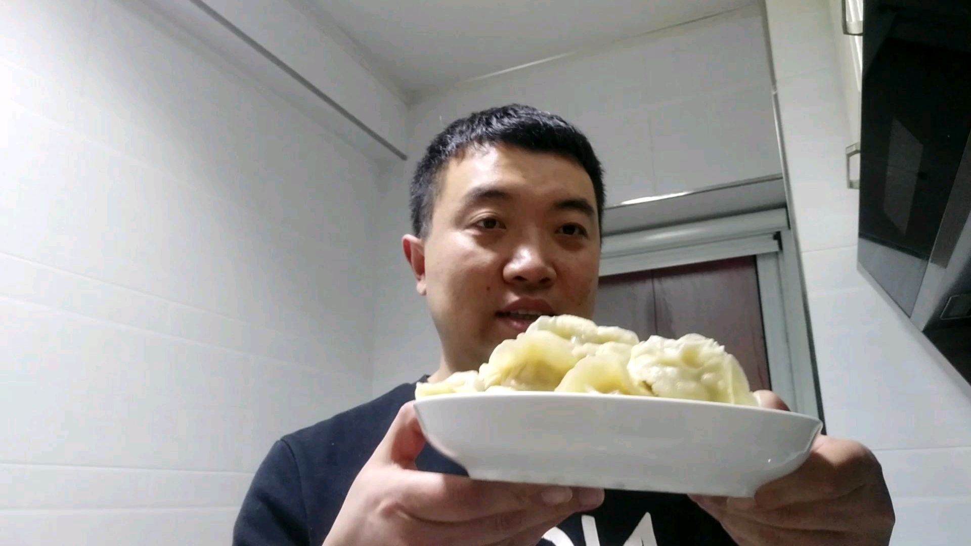 东北男人啥都会,包饺子和面一点不含糊,就是饺子馅有点辣眼睛