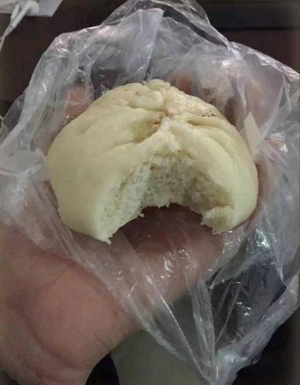 搞笑gif:店家,你卖这种没馅的包子有人买吗?