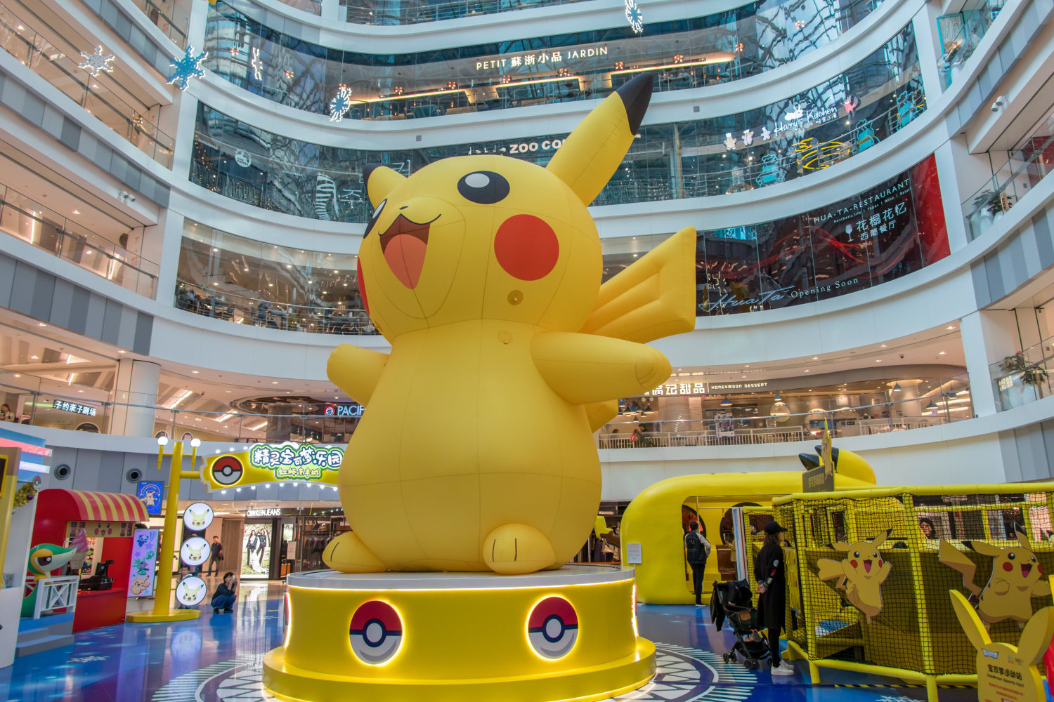 7米高皮卡丘现身上海商场 萌宠来袭萌化人心