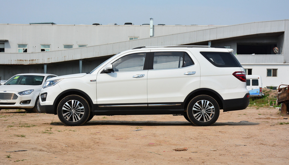 长安商用车-长安cx70,外观设计很大气,车身采用流线型设计