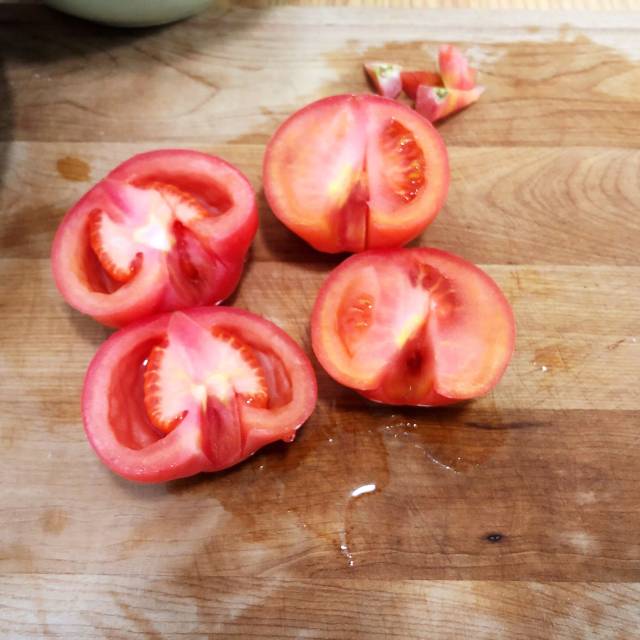 第7步,去蒂.因为家里人都爱吃带西红柿块的口感,所以我没有去皮.