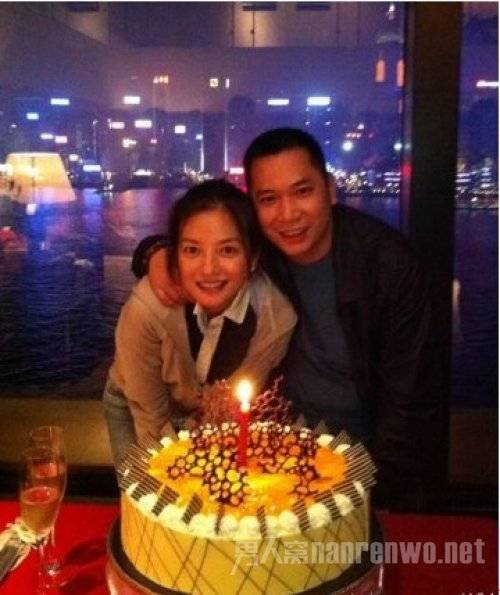 "小燕子"与老公秀恩爱,靠在老公身上的"小燕子"真有女人味