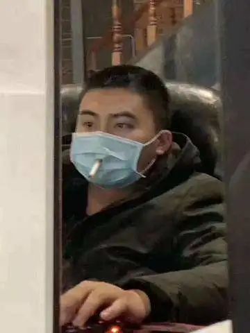 "新冠"时期,戴着口罩吸烟,有意思吗?