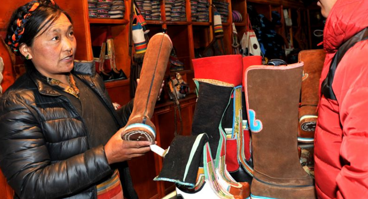 多吉扎巴的制鞋生意,是为了传播技艺,更是弘扬非物质文化遗产