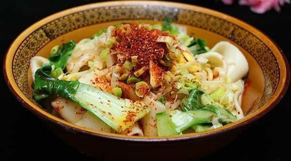 用几块钱的食材 做出顶级餐厅的美味 山西油泼面就是这么牛