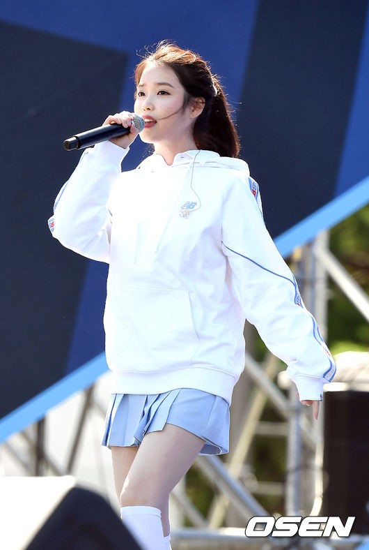 组图:歌手iu参加某演出活动,身穿学生装清爽靓丽惹人爱!