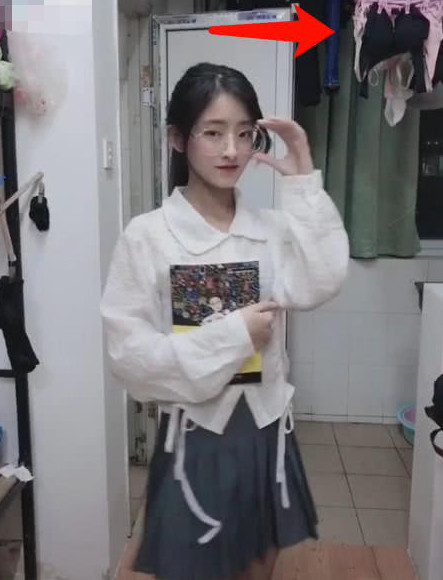 女大学生寝室自拍,却被身后的衣服抢镜,网友:还有这爱好?