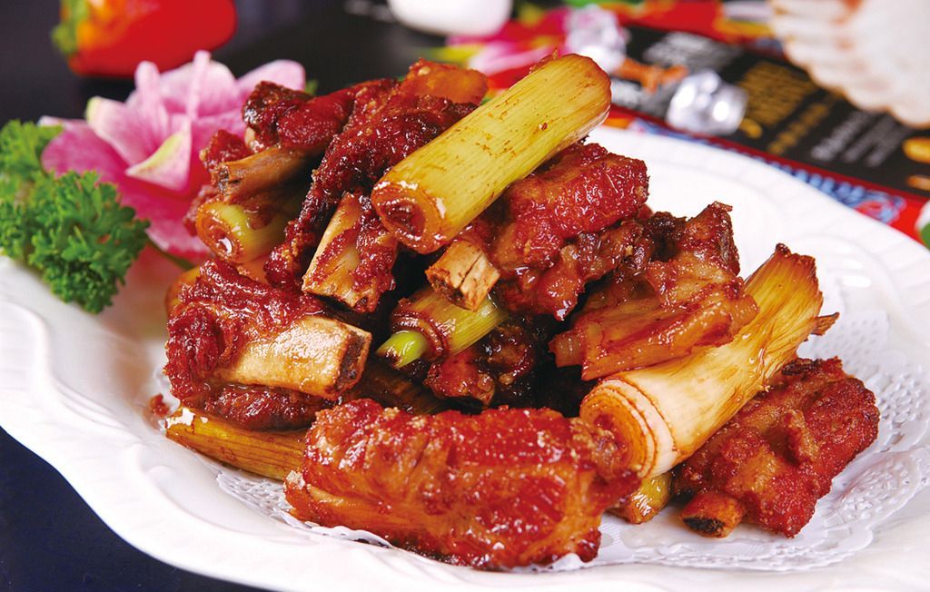 做葱烧排骨时,加冰糖还是白糖?加对了,汤汁更加浓郁,香甜!