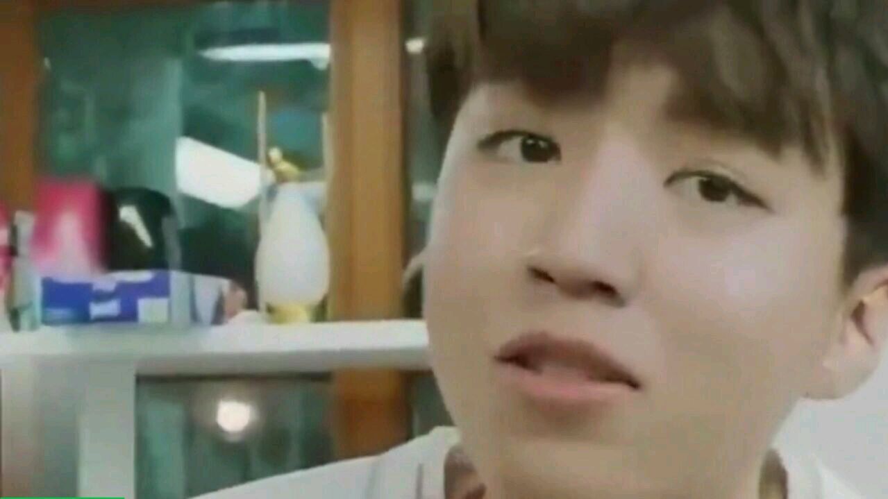 王俊凯吃麻辣烫太爽了,丰富表情诠释东方美味的诱惑!