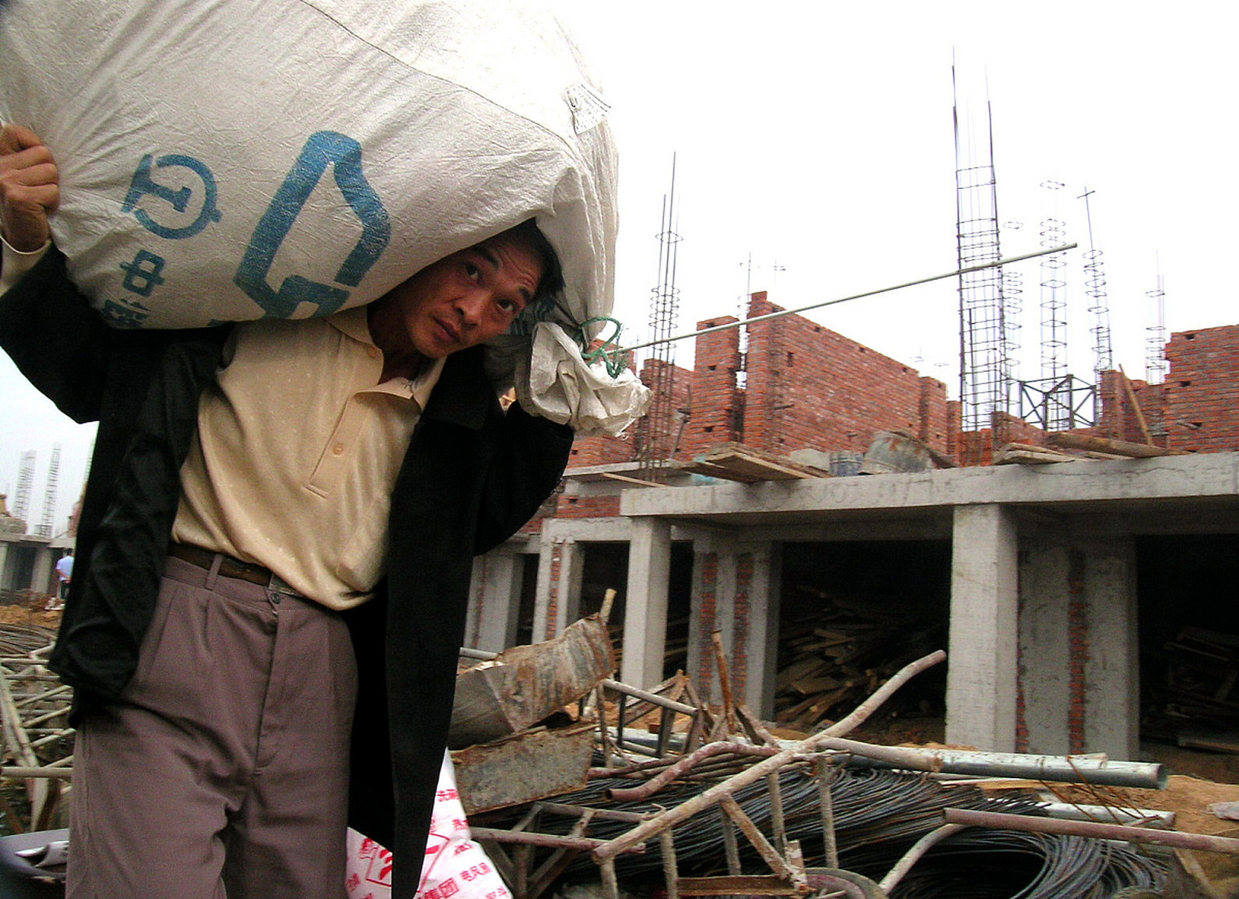 你是否曾经想过,有些人因为生活的压力,选择了一份与众不同的职业?