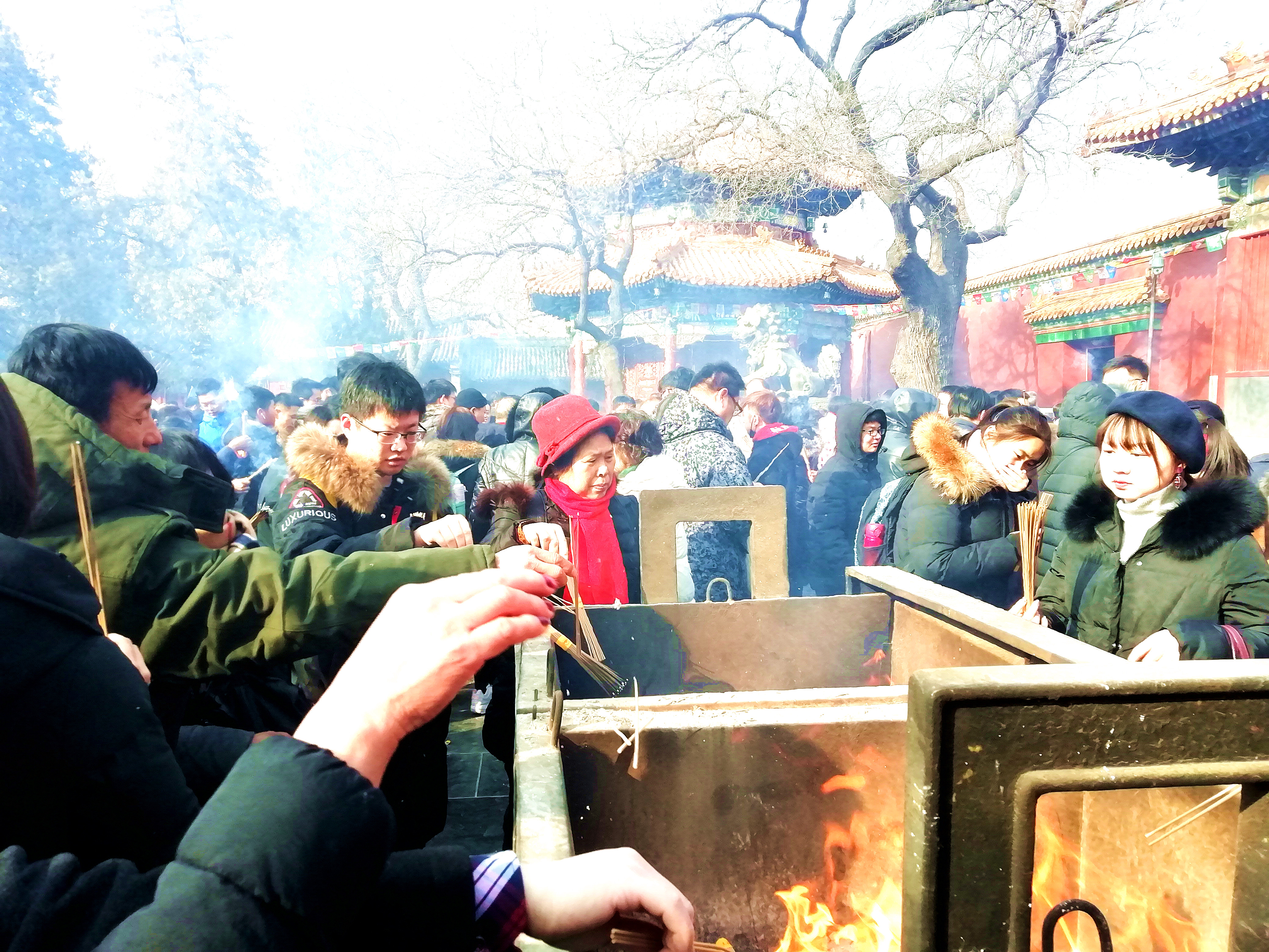 雍和门前烧香的人们.