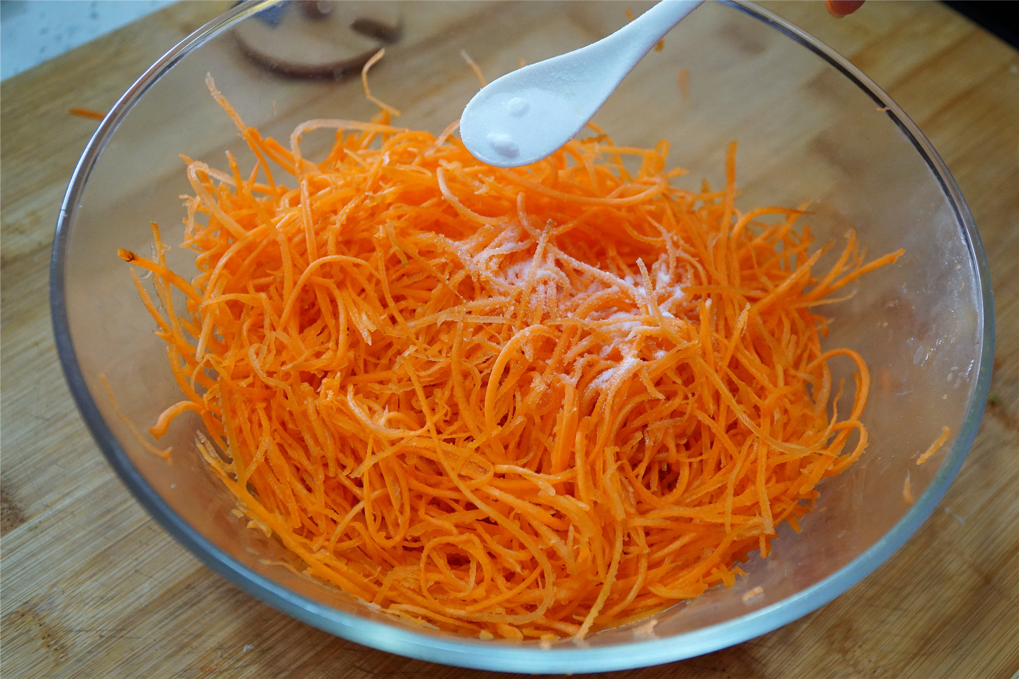 胡萝卜别炒了,孩子不爱吃,蒸一蒸丝丝分明,松软香甜,抢着吃