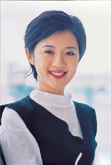 她曾是央视王牌主持人,因私生活混乱被央视开除,爱上了有妇之夫