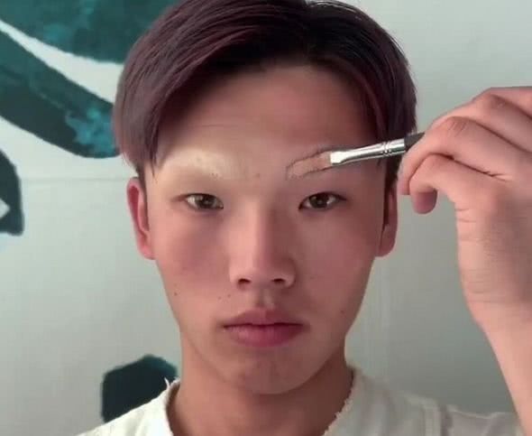 小哥cos白纳谦,本以为是来搞笑的,看到成品:这是ps