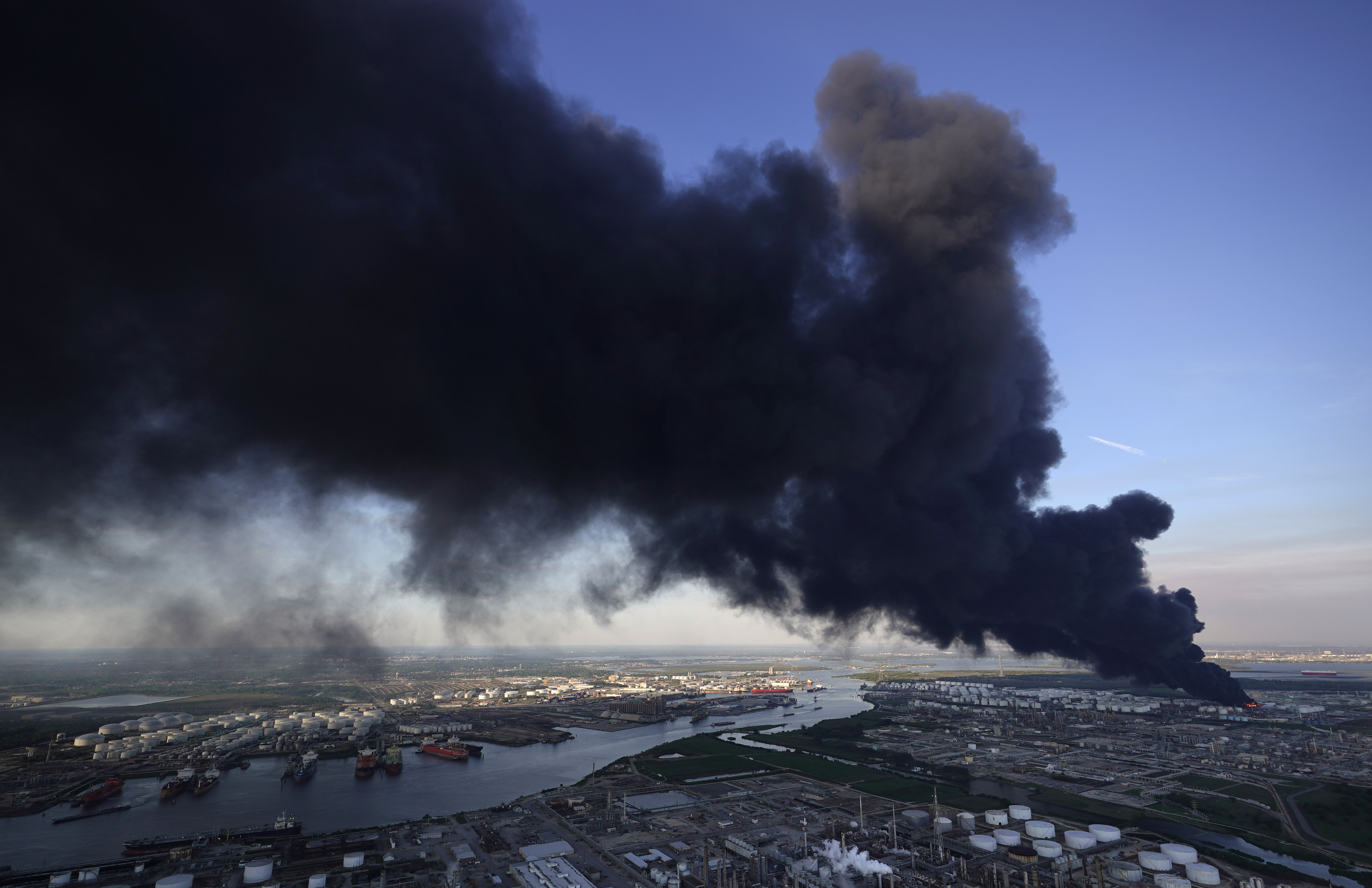 美国得州一石油化工厂着火 黑烟滚滚遮天蔽日