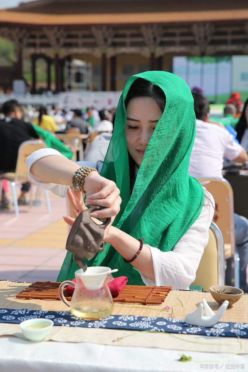 平淡素雅,不失自我的美女茶艺师!