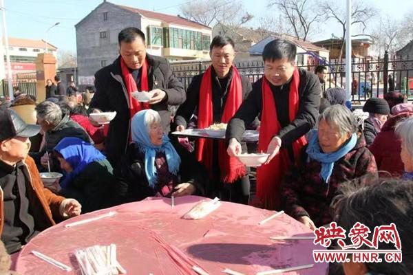 原阳县三旺庄村举办孝心饺子宴喜迎新年树新风