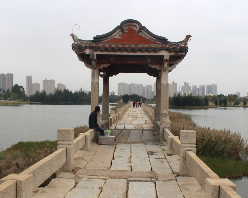 山西太原十字桥,位于山西太原市晋祠内,该桥呈十字形,如大鹏展翅,位于