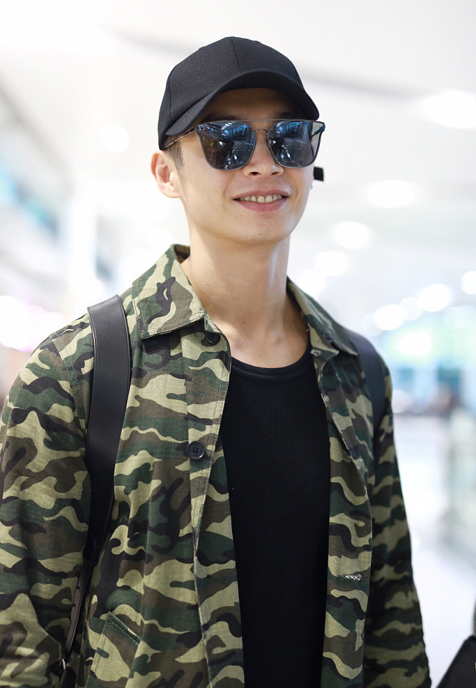 辰亦儒露"大男孩"笑容酥化人心 穿迷彩外套肌肉隐现荷尔蒙爆棚