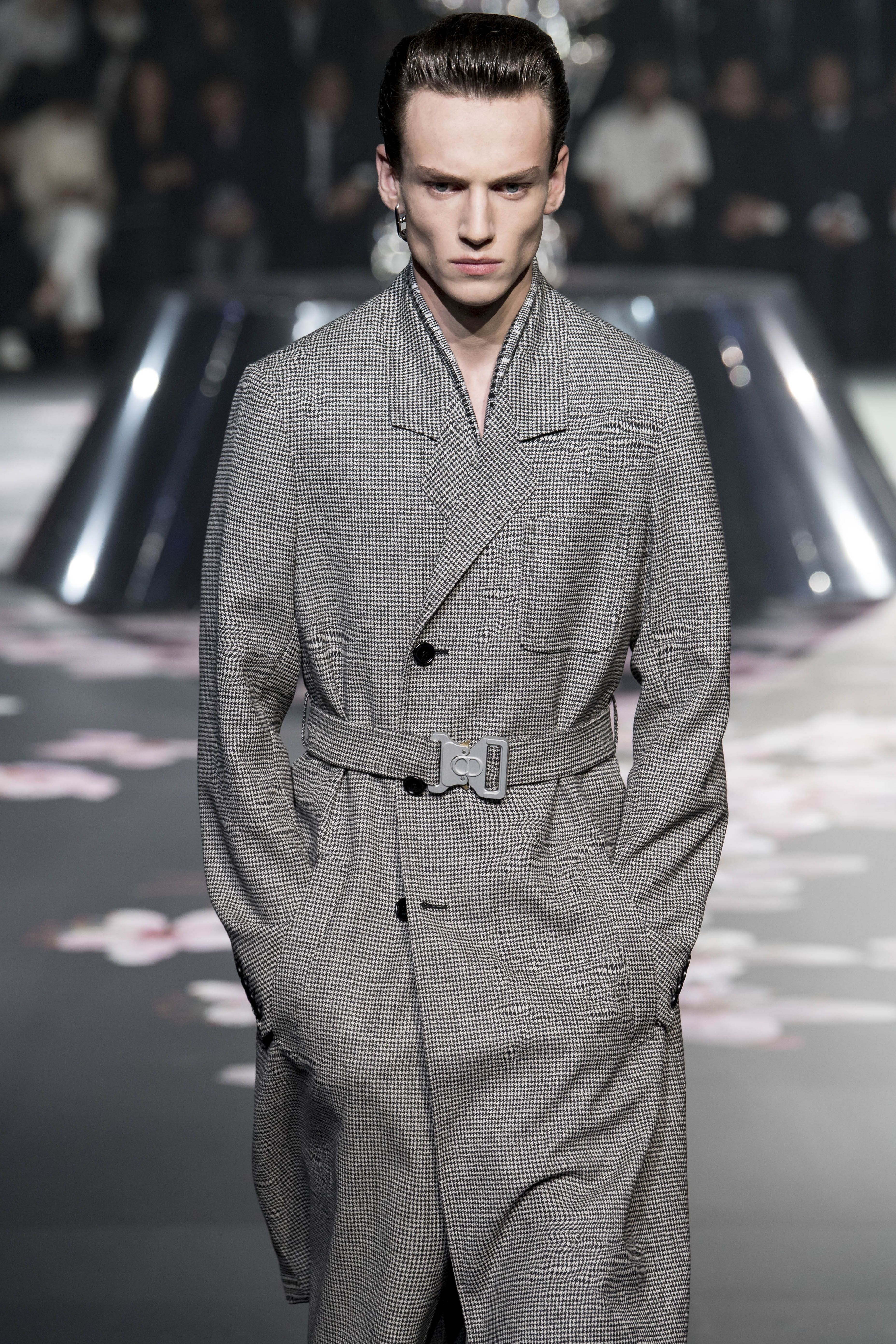 11月30日,在日本东京,模特在迪奥(dior)品牌2019早秋男装秀上展示