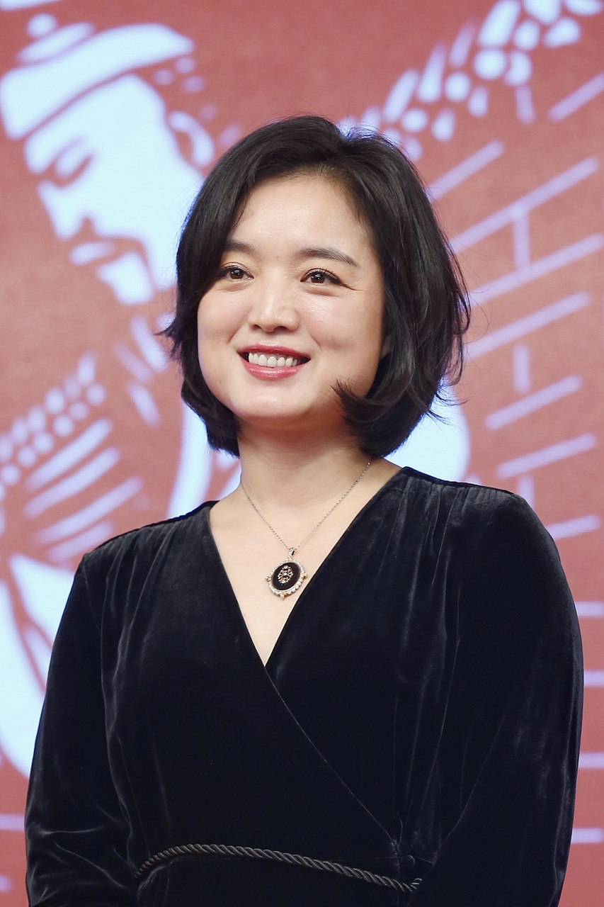 久别的人 演唱:白雪 久别的人谁不盼重逢 重逢就怕日匆匆 忙不完的旧