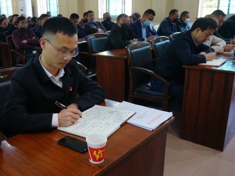 常德市农业农村局副局长贺立新指导官垸镇人居环境整治工作