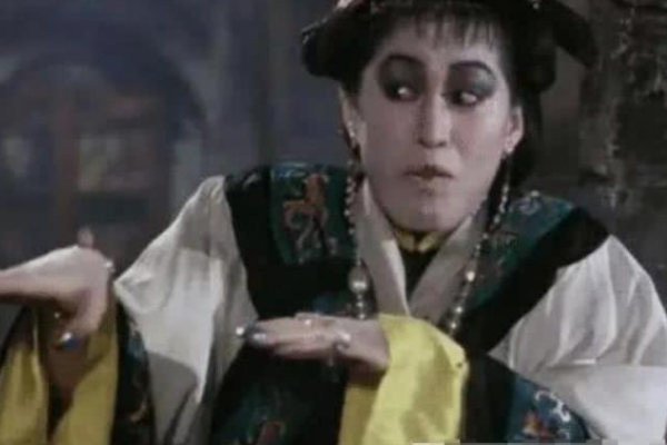 还记得"僵尸皇后"吗?当初嫌她吓人,今64岁卸掉浓妆一脸慈祥