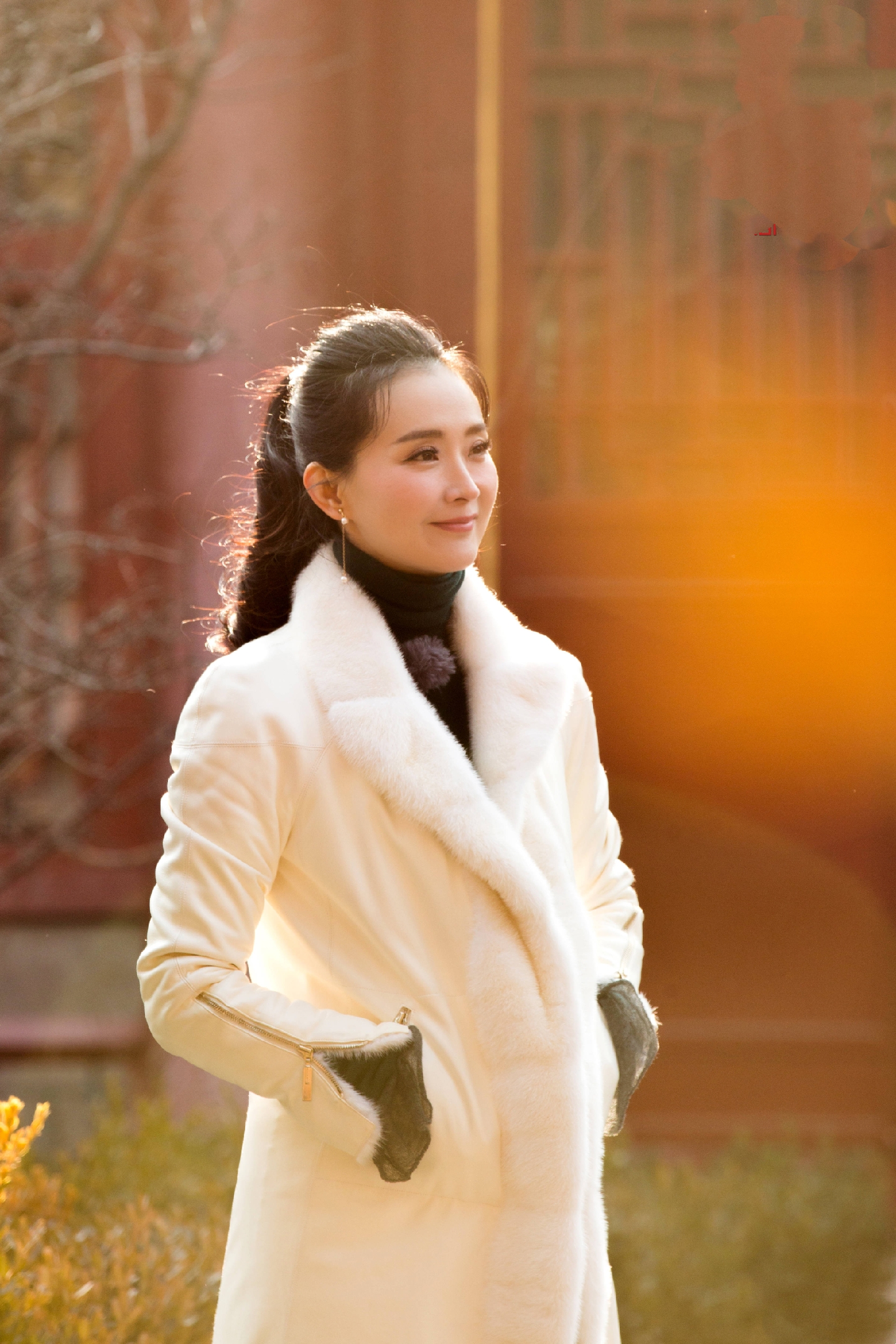 44岁"晴格格"王艳重回故宫,拼接大衣配阔腿裤,扎马尾美回18岁