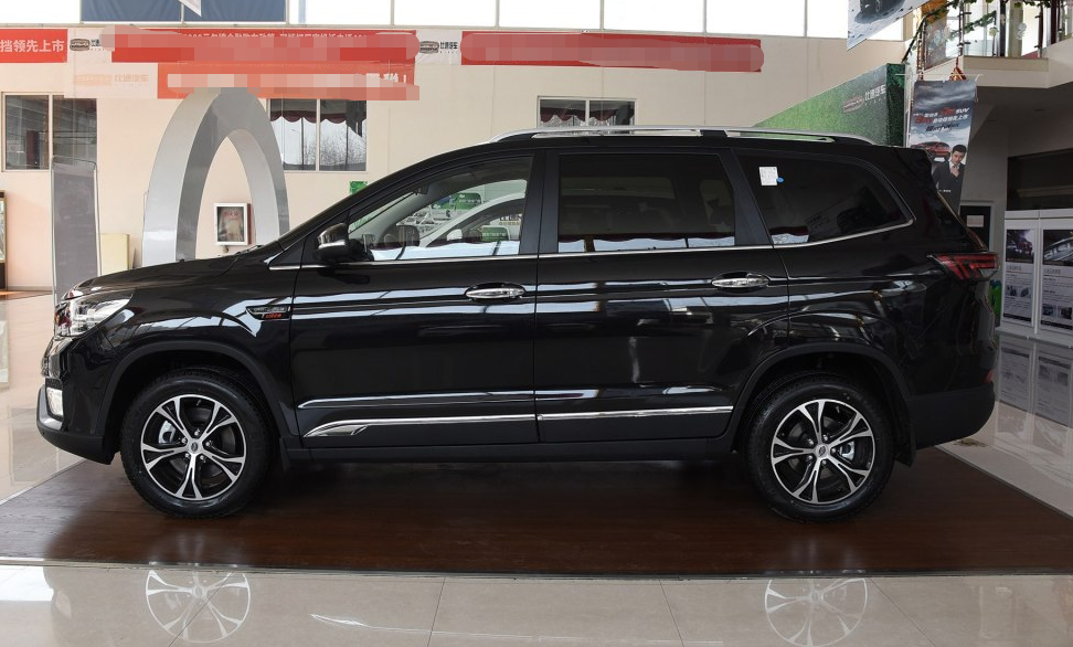 从侧面来看,车的侧身设计较为优秀,侧身线条设计的很饱满,车身整体