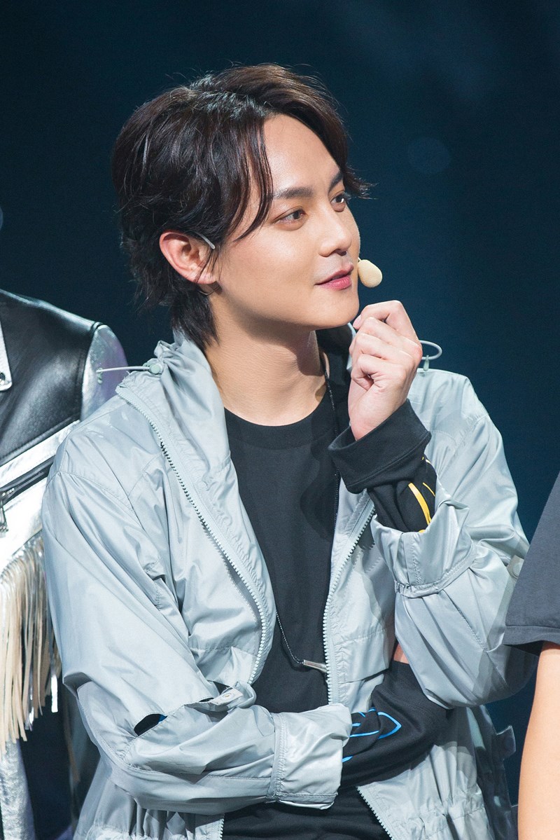 尹正现身毕业晚会长发吸睛 首度尝试劲歌热舞引燃全场