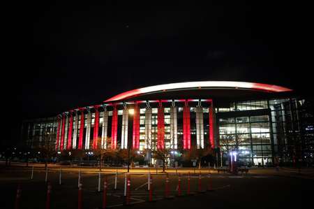 掘金主场球馆百事中心点亮红色与白色致敬医护人员