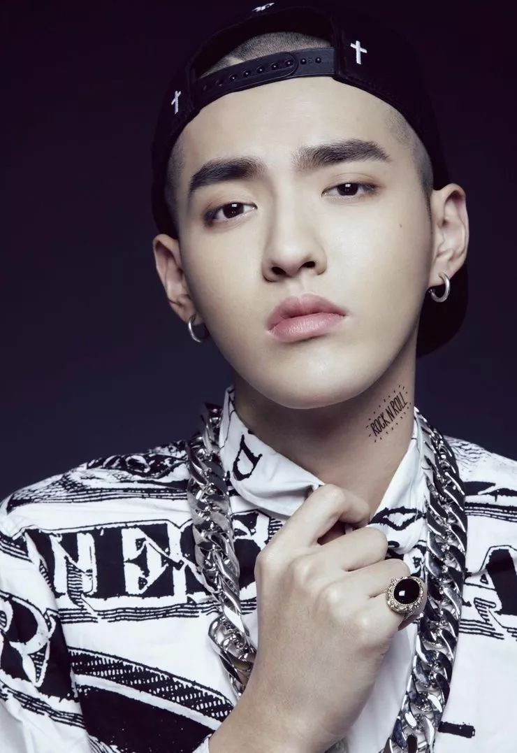 吃油腻腻的年夜饭火锅,留长发胡子拉碴的吴亦凡,这回原形毕露了