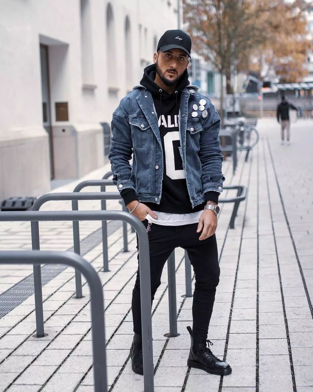 而搭配素色的连帽卫衣时造型也很简洁,但是帽衫内穿就自带层次感,所以