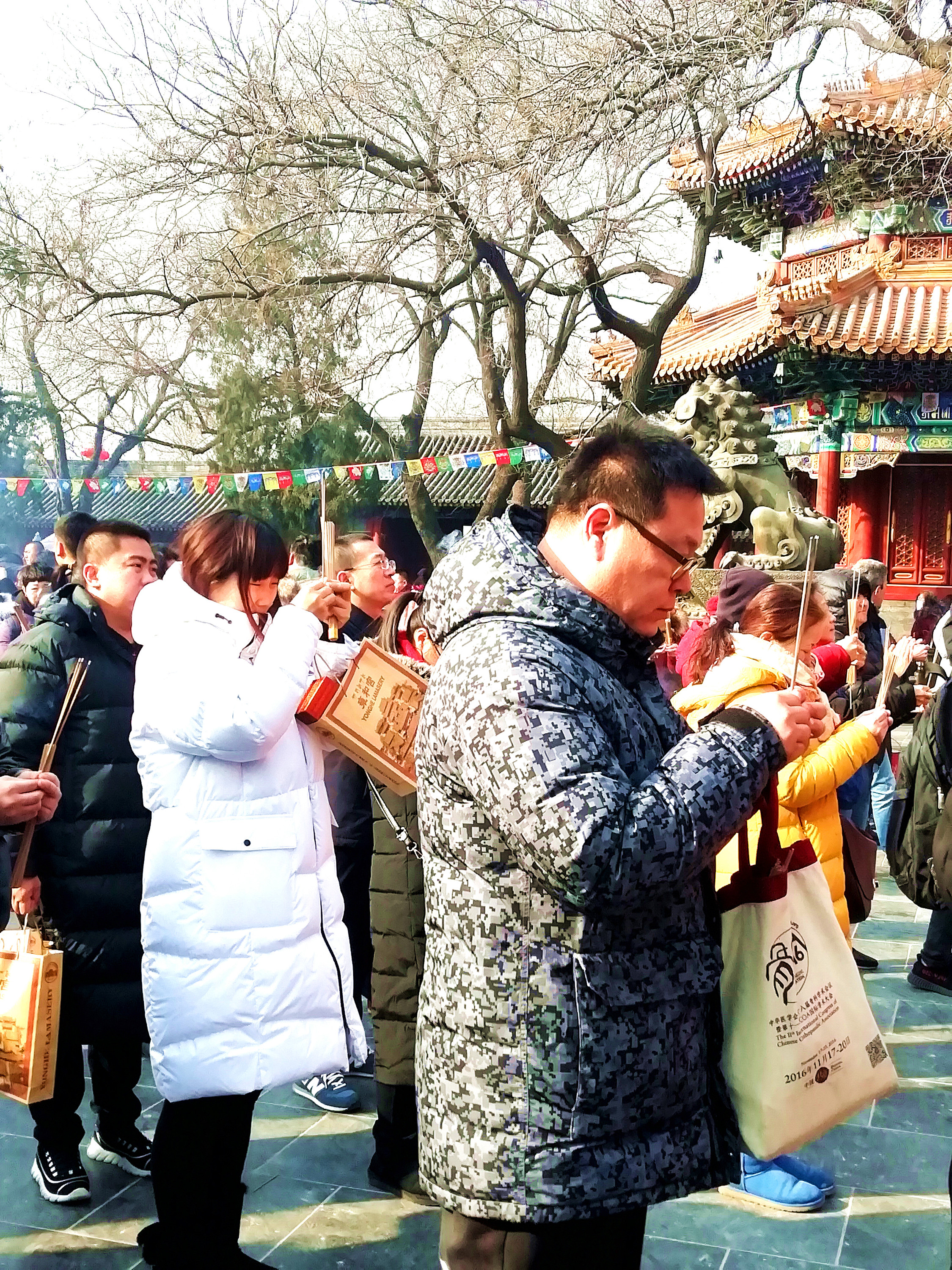 雍和门前烧香的人们.