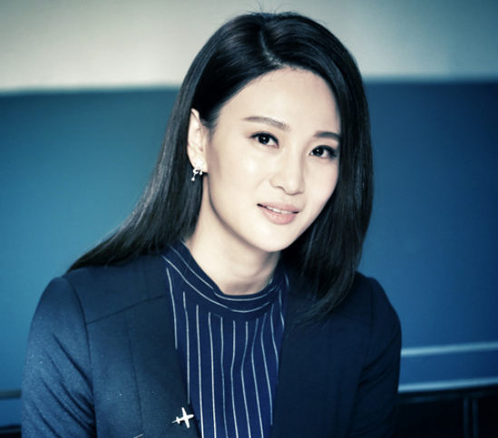 安冬剧中饰演陈童,是一位实习警察,青春洋溢的她活泼可爱,长得也挺