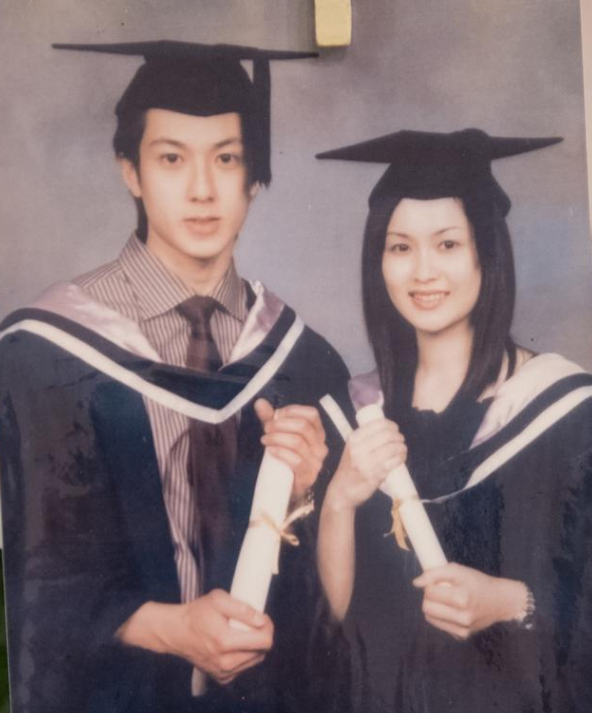 吴尊林丽吟重拍毕业照,两人都穿上学士服,颜值高到没有任何变化