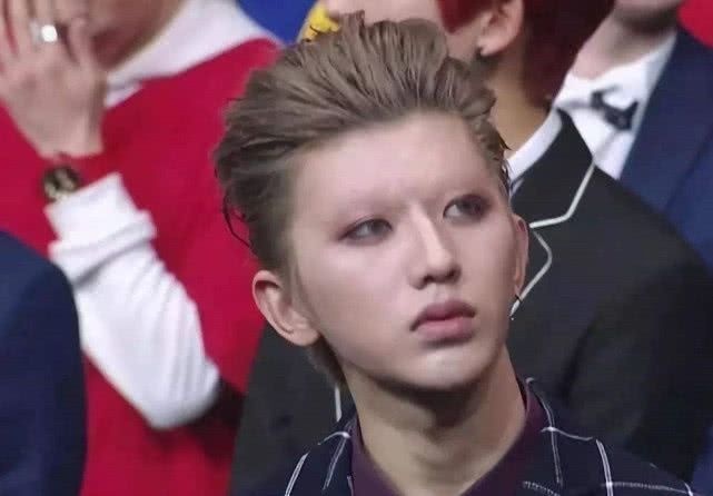 若男明星没有了眉毛,鹿晗杨洋还能忍,直到看到了蔡徐坤