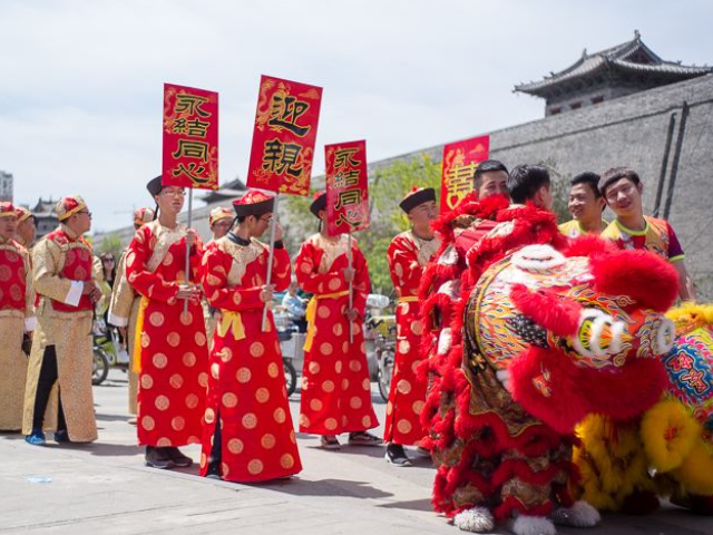 古代婚禮時的迎親,是炫耀的大喜事,因此迎親的隊伍十分壯觀