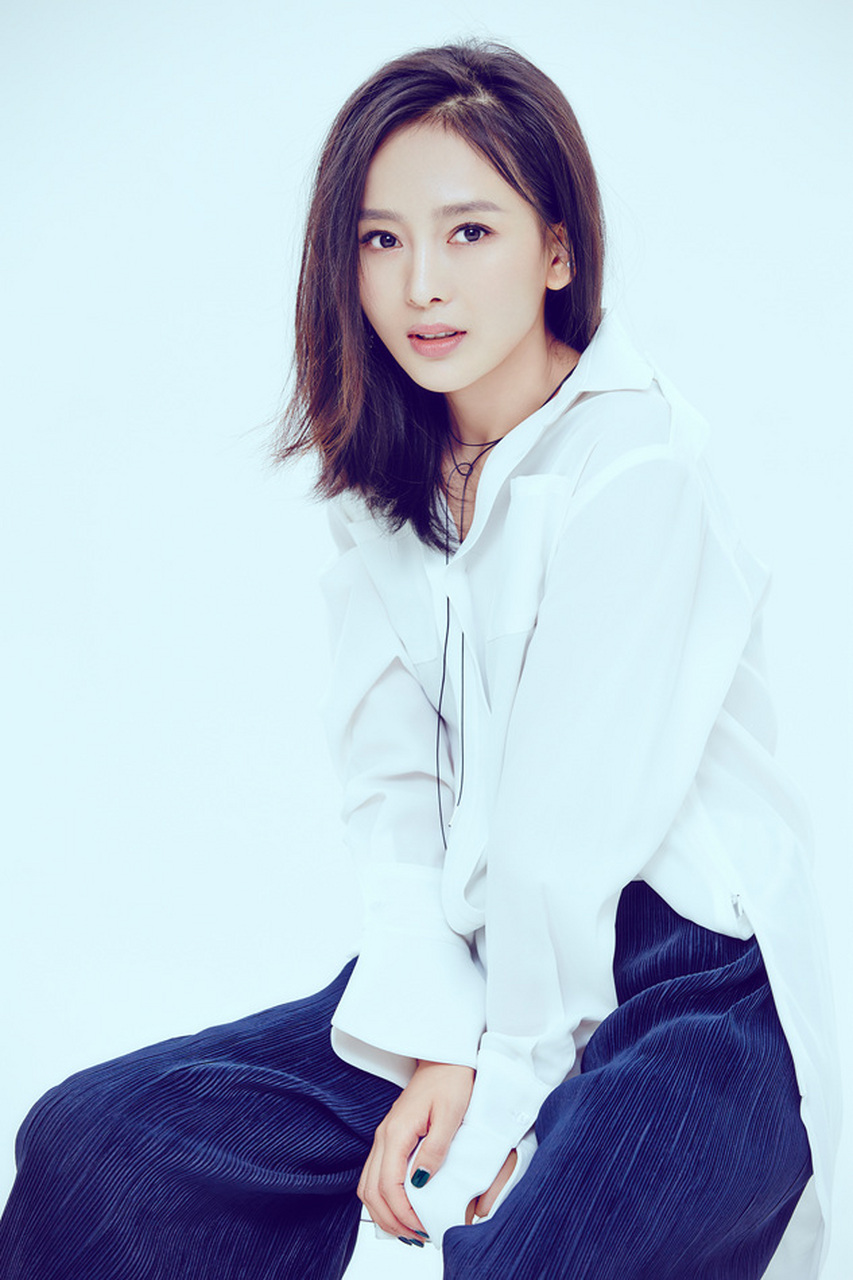 夏一瑶清新大片曝光,时尚个性文艺风亮眼.