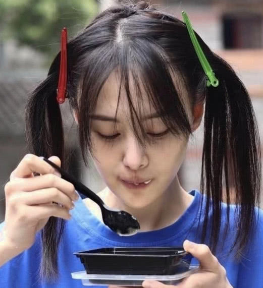 网友偶遇郑爽,发际线越来越高,头发稀疏疑似快"秃头"!