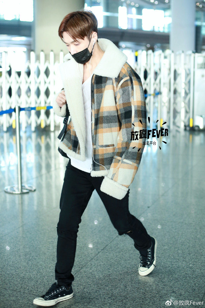 张艺兴真是穿什么都好看,简单的白t加格子外套就很养眼,还有亮眼的发
