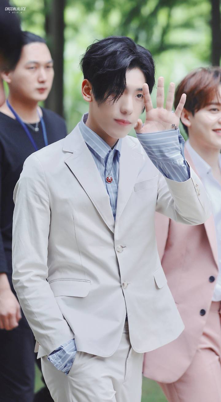 翩翩公子王子异:剑眉跟鹿眼,都在你脸上啊