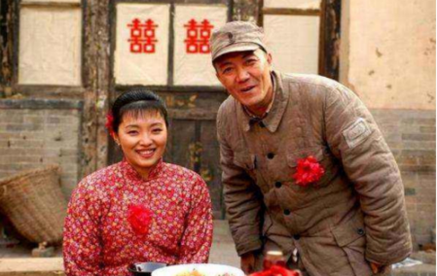 《新版》原版李云龙结婚吃大饼,你看新版吃的是啥?都赶上小康了