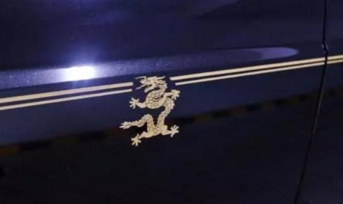 身上8条龙的劳斯莱斯,国内罕见的中国龙版本,配纯金车标