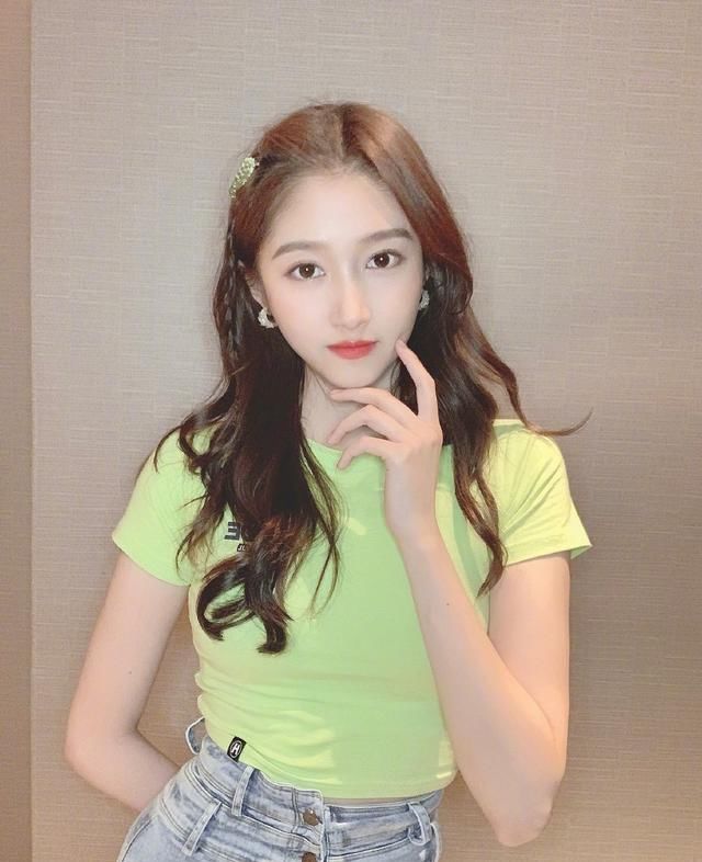 被关晓彤自拍照惊艳了,牛油果绿t配大波浪,小女生蜕变出成熟感