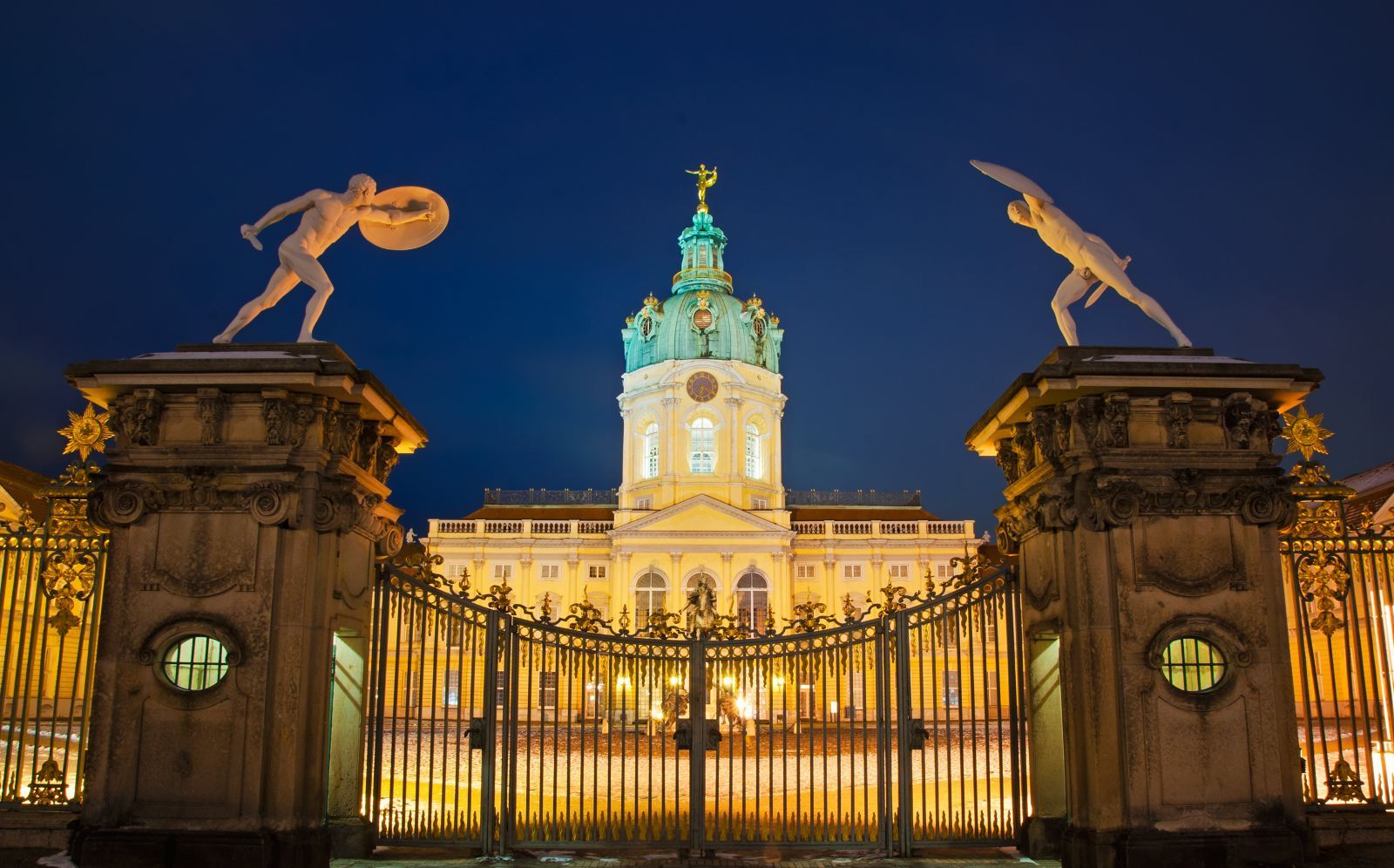 柏林现存最大,亦是最华丽的皇宫;庭院漫步,享受优美风光