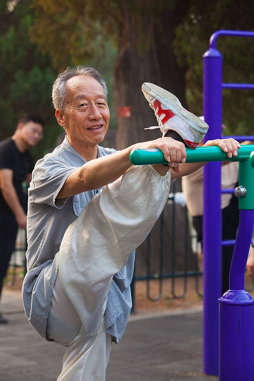 【老年人经常压腿,拉筋的好处】  1.